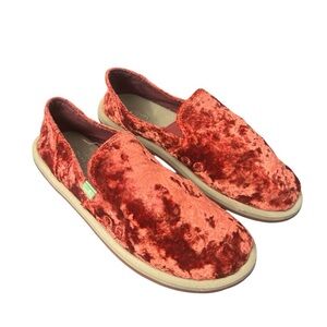SANUK Donna Cruz Velvet Slip Ons Size 9